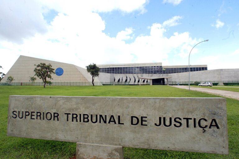 Judiciário é um grande queijo suíço